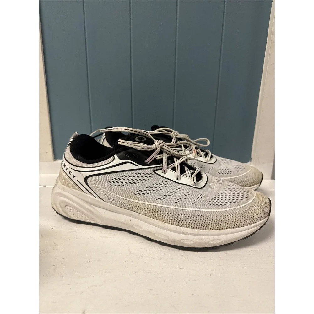OAKLEY Spur OS  Men's Running Shoes Athletic‎ Sneakers White W/ Black Size 11.5